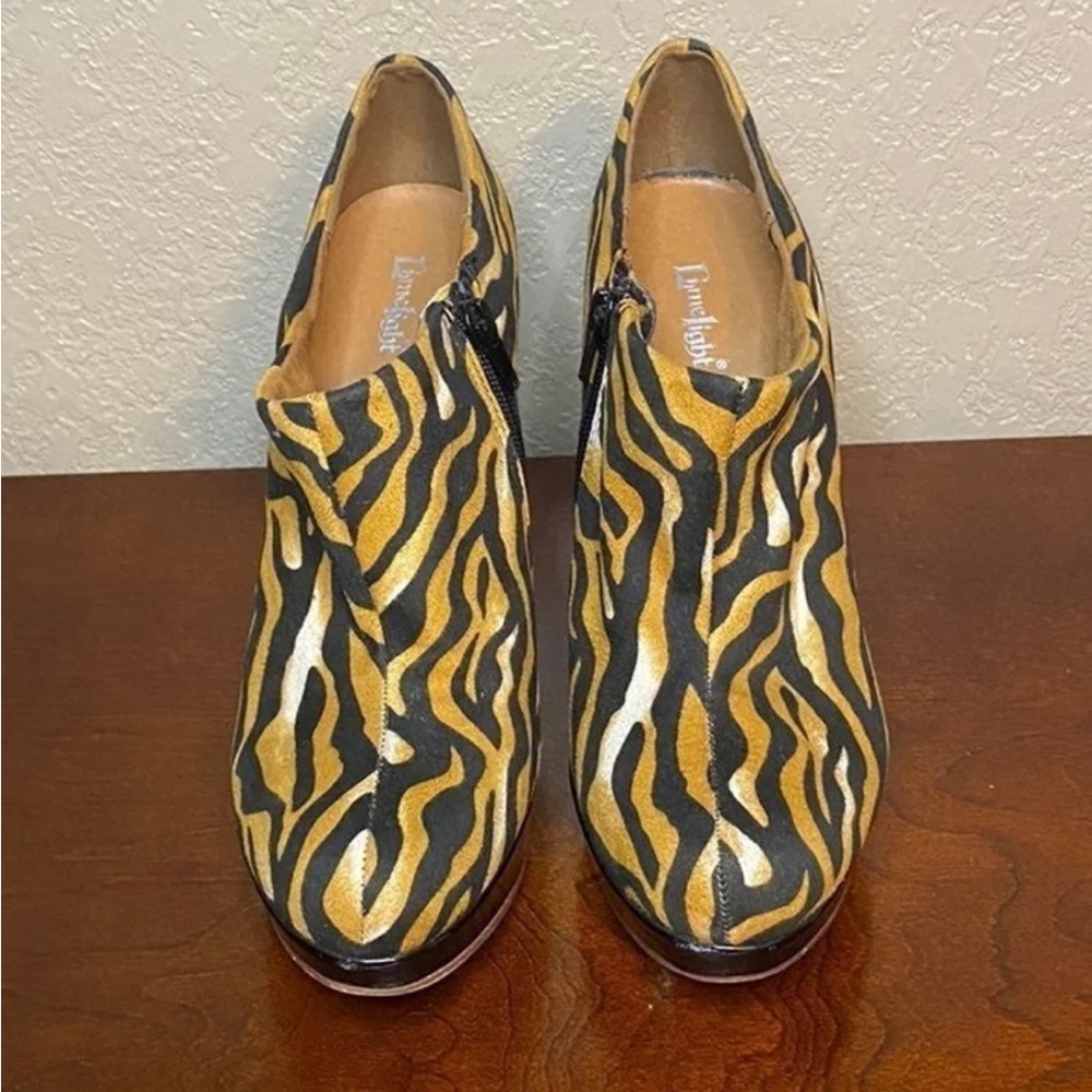 Limelight Women’s Animal Print Faux Suede Cubbies Ankle Booties. Size 8.